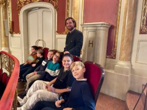 Opernbesuch der 3b „Frau Holle“