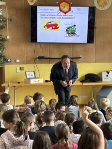 Sicher unterwegs: Volksschule Raaba bei ÖBB-Schulung zum Verhalten an Eisenbahnkreuzungen