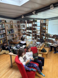 Lesefreude in der 3b – Schmökern in der Bücherei Raaba-Grambach