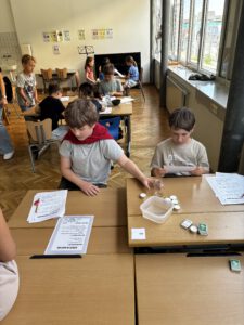 Experimentieren mit Wasser in der 3b